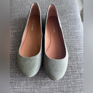 Round-toe slip-on flats